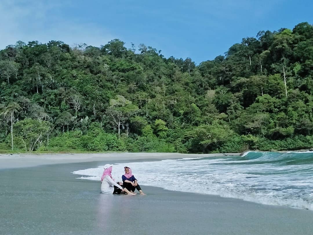 Pantai Kali Kencana: Surga Tersembunyi di Tepi Samudra